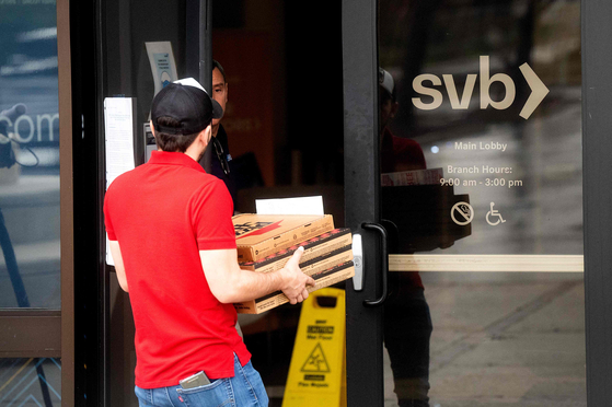 A delivery person drops off pizzas at Silicon Valley Bank's headquarters in Santa Clara, California on March 10. [AFP/YONHAP]