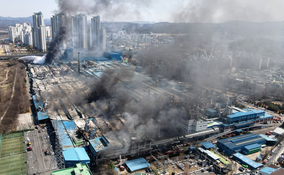 Smoke rises from Hankook Tire's plant in Daejeon as the fire authorities battle to put out the remaining fire around Monday noon. [NEWS1]