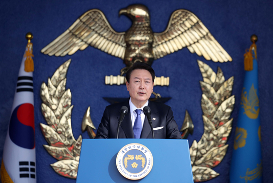 President Yoon Suk Yeol delivers a congratulatory speech during a commencement ceremony of the 77th-class graduates of the Korea Naval Academy on Friday. [YONHAP]