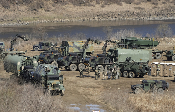 U.S. Army armored vehicles prepare to cross the Hantan River at a training field in Yeoncheon County, Gyeonggi, near the border with North Korea, Monday, as the South Korean and U.S. militaries conduct their biggest joint military exercises in years. [AP/YONHAP]