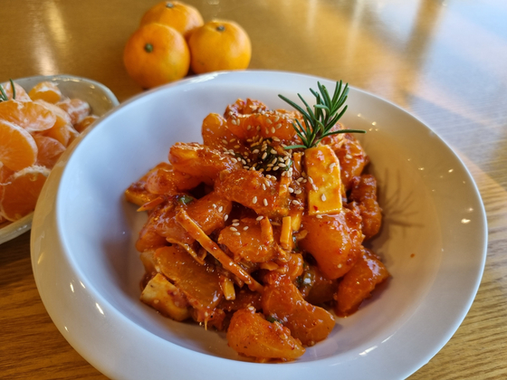 Tangerine kimchi at chef Moon Dong-il's restaurant Chef Moon Dong-il's Nokcha Goeul (translated) in Jeju [MOON DONG-IL]