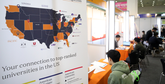 Prospective students and parents receive admissions advice regarding U.S. colleges at the 53rd International Education and Career Fair at Coex, Gangnam District, southern Seoul on March 5. [NEWS1]