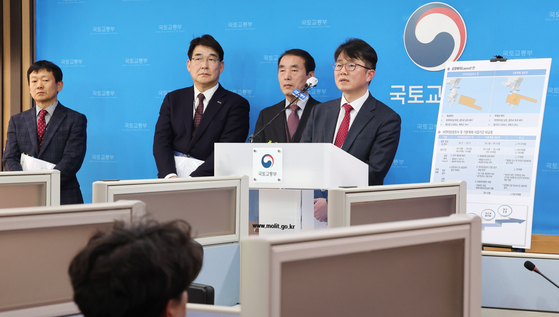 Park Ji-hong, who heads the team on Gadeok-do International Airport at the Ministry of Land, Infrastructure and Transport, at a press briefing on Tuesday. [YONHAP] 
