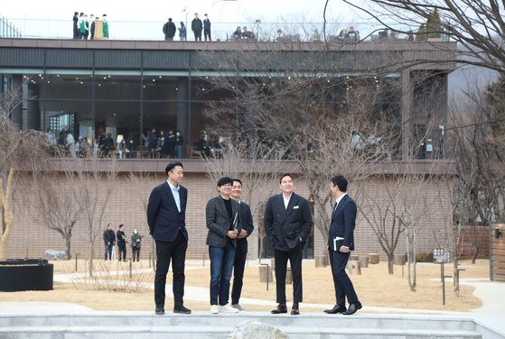 Shinsegae Vice Chairman Chung Yong-jin visits the Starbucks branch at the hillside of Mount Bukhan on March 8. [SHINSEGAE]