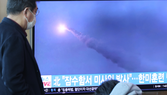 Images of North Korean missiles shown on a TV at Seoul Station on Monday. [YONHAP]