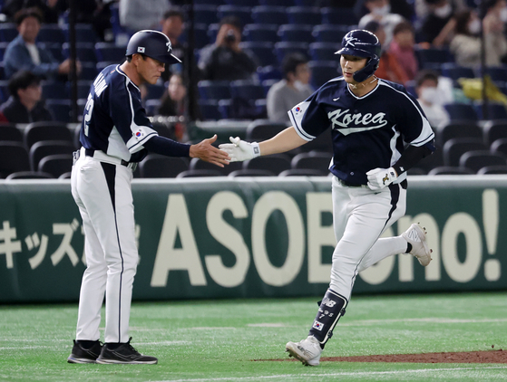Korea’s Kim Ha-seong rounds the bases after hitting a grand slam in the fifth inning of a game against China at the 2023 World Baseball Classic at Tokyo Dome in Tokyo on Monday. [NEWS1]