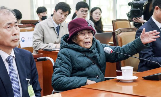 Forced labor victim Yang Geum-deok speaks at the National Assembly's Foreign Affairs and Unification Committee meeting on Monday. [KIM SEONG-RYONG] 