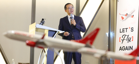 Cho Joong-seok, CEO of Eastar Jet, explains the budget carrier's resumption plan during a press conference held at Courtyard Seoul Botanic Park hotel in Gangseo District, western Seoul, on Tuesday. [YONHAP]