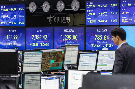 Electronic display boards at Hana Bank in Seoul show Tuesday market. [YONHAP]