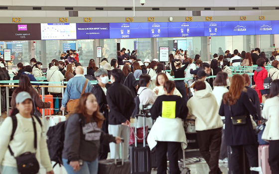Consumer prices in entertainment and culture rose 4.3 percent on year in February, the biggest jump since December 2008, according to data from Statistics Korea on Tuesday. The growth was led by the price of overseas group tours. Travelers wait to go through departure procedures at Incheon International Airport Terminal 1 on Tuesday. 