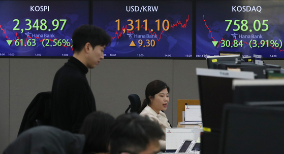 Electronic display boards at Hana Bank in central Seoul show Tuesday's market. [NEWS1]