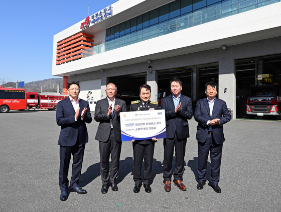 Hyundai Motor Group Executive Chair Euisun Chung, second from left, and heads of Hyosung Group, the Korea Chamber of Commerce and Industry, and the National Fire Agency take a photo after promising joint support for the well-being of firefighters Tuesday. [HYUNDAI MOTOR] 
