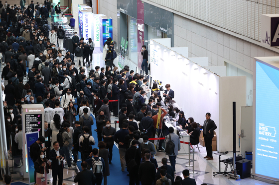 People line up to enter InterBattery 2023 on Wednesday at Coex in southern Seoul. A total of 477 companies set up 1,400 booths at this year’s event, the largest number in its 11-year history. [YONHAP] 