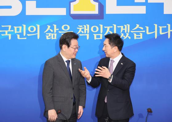 Democratic Party leader Lee Jae-myung, left, and People Power Party’s newly elected leader Kim Gi-hyeon meets for the first time as heads of their respective parties at the National Assembly on Wednesday. The two leaders agreed to meet at least once every two weeks to work together, especially on sensitive issues such as improving livelihoods. The meeting lasted for 17 minutes. Kim became the head of President Yoon Suk Yeol’s party after winning a majority of votes in last week's party leadership race. [YONHAP] 