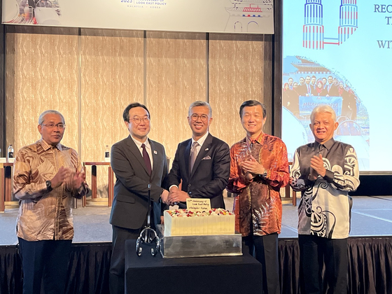 Malaysian Minister of International Trade and Industry Tengku Zafrul Aziz, center; Lee Do-hoon, second vice foreign minister of Korea, second from left; and Malaysian Ambassador to Korea Lim Juay Jin, second from right, celebrate the 40 years of Malaysia's Look East Policy at the Four Seasons Seoul on Wednesday. [ESTHER CHUNG]
