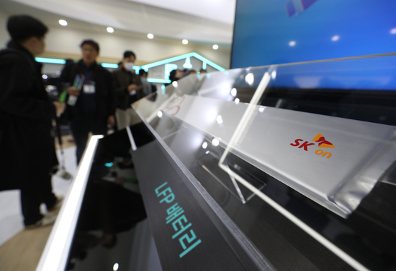 Visitors to InterBattery 2023 look at SK On's batteries at Coex, southern Seoul, on Wednesday. [NEWS1] 