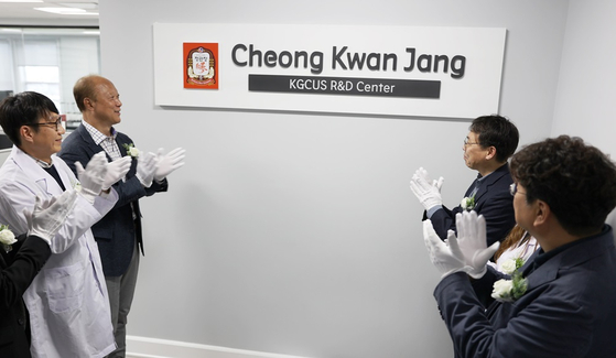 The Korea Ginseng Corporation's CEO Heo Cheol-ho, second from left, claps with the employees of its newly-opened research and development center in California on March 11. [KGC]