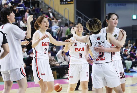 Busan BNK Sum players celebrate after winning the second leg of the playoffs against Yongin Samsung Life Blue Minx at Yongin Gymnasium in Yongin, Gyeonggi on Tuesday. [YONHAP] 