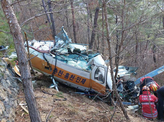 A helicopter crashed into a mountainside in Yeongwol County, 138 kilometers east of Seoul, on Wednesday at 7:46 a.m., killing two on board. [YONHAP] 