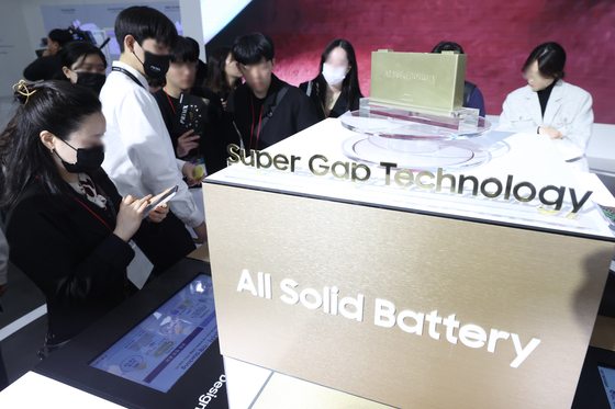 Visitors to InterBattery 2023 look at Samsung SDI's mockup of solid-state battery at Coex, southern Seoul, on Wednesday. [YONHAP] 