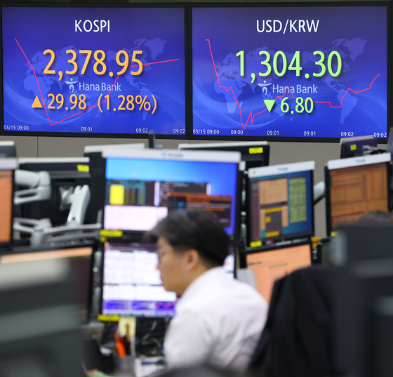 Electronic display boards at Hana Bank in central Seoul show Wednesday market. [YONHAP]