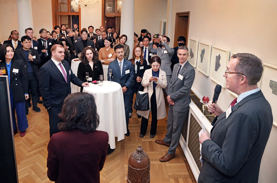British Ambassador to Korea Colin Crooks, right, addresses diplomats, reporters, officials and businesspeople gathered at the British diplomatic residence in Seoul to celebrate the 140th anniversary of British-Korean diplomatic ties on Tuesday. [PARK SANG-MOON]