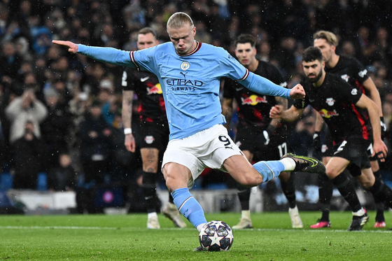 Manchester City's Erling Haaland shoots from the penalty spot to score the team's opening goal during the second leg of a round of 16 Champions League game against RB Leipzig at the Etihad Stadium in Manchester on Tuesday. [AFP/YONHAP] 