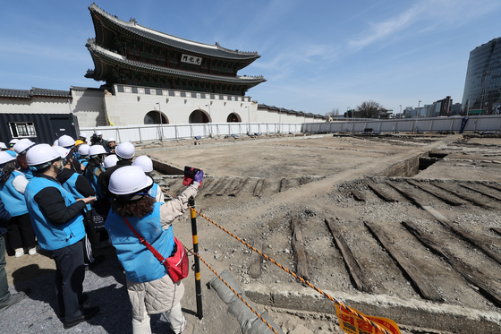 Japanese colonial-era tram tracks discovered near Gwanghwamun Gate in central Seoul are shown to the public on Thursday. [YONHAP]