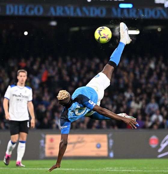Napoli's Victor Osimhen attempts a bicycle kick during a Serie A football match against Atalanta at Stadio Diego Armando Maradona in Naples, Italy, on Saturday. [XINHUA/YONHAP]
