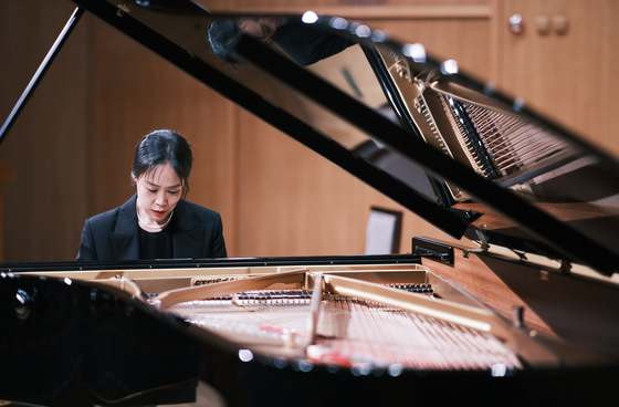 Pianist Son Yeol-eum showcases a part of the Mozart’s Piano Sonatas during the press conference held on Tuesday to introduce her new album, “Mozart Complete Piano Sonatas,” held at the Kumho Art Hall Yonsei in western Seoul. 