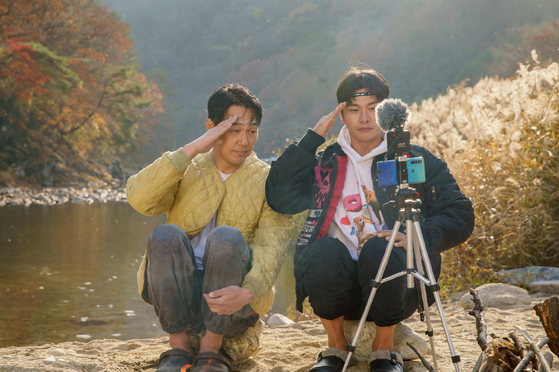 Actors Park Sung-woong, left, and Lee Yi-kyung in ″Woong Nam″ [CJ CGV]