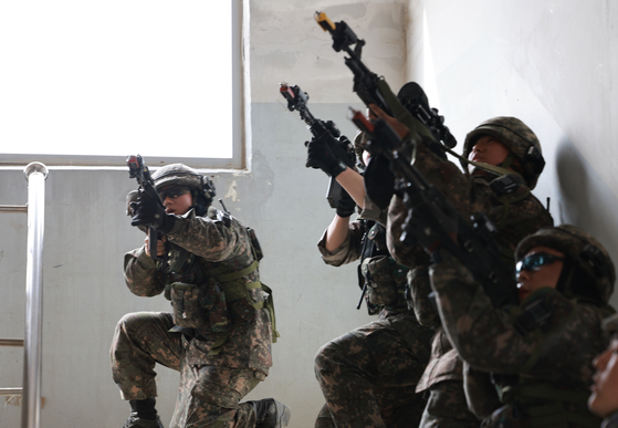 Soldiers of the South Korean army’s 9th Infantry Division take positions during an urban warfare exercise at a training center in Paju, Gyeonggi, on Thursday. The South Korean and the U.S. militaries commenced Monday the Freedom Shield exercise, which includes the largest joint field exercises since 2018. North Korea has been responding to the South Korea-U.S. military exercise with missile tests of its own. [YONHAP]