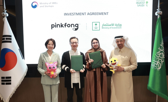 From left, Minster of SMEs and Startups Lee Young, The Pinkfong Company’s Executive Vice President Ryan Seungkyu Lee, senior advisor to the Ministry of Investment of Saudi Arabia Anwarr M. Alshammari and Minister of Investment of Saudi Arabia Khalid Al-Falih pose for a photo after signing a memorandum of understanding at the ministry's building in Riyadh. [THE PINKFONG COMPANY]