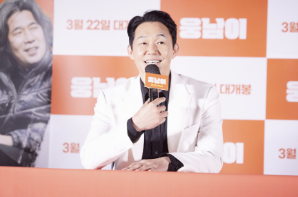Actor Park Sung-woong speaks during a press screening for the comedy film ″Woong Nam″ at CGV Yongsan in central Seoul on Tuesday. [CJ CGV]
