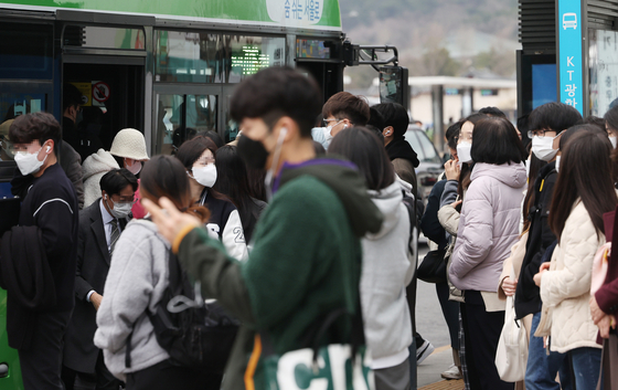 People won’t be required to wear masks on subways, buses and taxis starting next Monday. [YONHAP]
