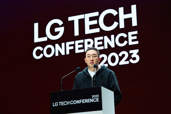 LG Chairman Koo Kwang-mo gives a speech at the 2023 LG Tech Conference at LG Science Park in Gangseo District, western Seoul on Thursday. The LG Tech Conference is an event where executives introduce LG’s latest technology and its vision to attract talent for its research and development. [YONHAP] 