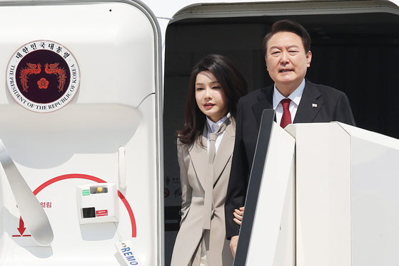 President Yoon Suk Yeol and first lady Kim Keon-hee disembark from Air Force One at Haneda Airport, kicking off a two-day visit to Japan Thursday. [JOINT PRESS CORPS]