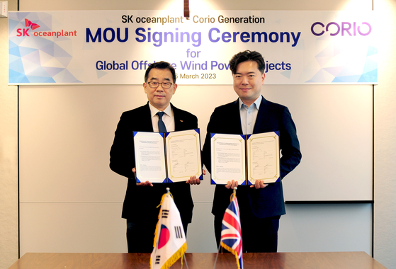 Lee Seung-chul, left, SK oceanplant CEO, and Choi Woo-jin, head of Korea at Corio Generation, pose for a photo during a signing ceremony held on Thursday at Corio Generation's Seoul office in Jongno District, central Seoul. [SK ECOPLANT]