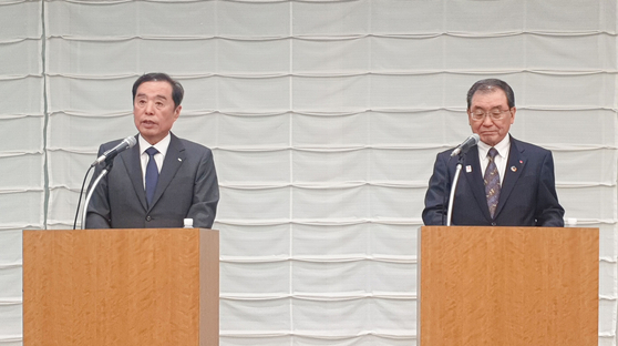 Kim Byong-joon, left, acting chairman of the Federation of Korean Industries (FKI), and Keidanren Chairman Masakazu Tokura during a joint press conference held at the Japanese lobbying group’s office building in Tokyo, Thursday [FKI]