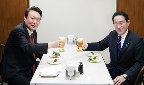 President Yoon Suk Yeol, left, and Japanese Prime Minister Fumio Kishida drink beer in Tokyo on Thursday after their summit. [YONHAP]