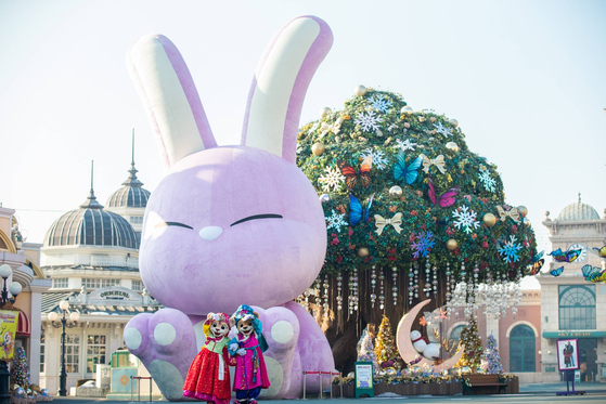 Everland’s Large Rabbit welcomes the Lunar New Year. [EVERLAND]