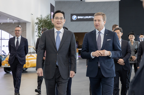 Samsung Electronics Executive Chairman Lee Jae-yong, left, speaks with BMW CEO Oliver Zipse at BMW’s driving center in Yeongjong Island, Incheon, on Dec. 17. [SAMSUNG ELECTRONICS]