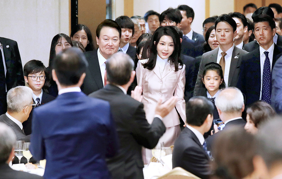 President Yoon Suk Yeol and first lady Kim Keon-hee greet Koreans living in Tokyo during a luncheon meeting Thursday. [JOINT PRESS CORPS]