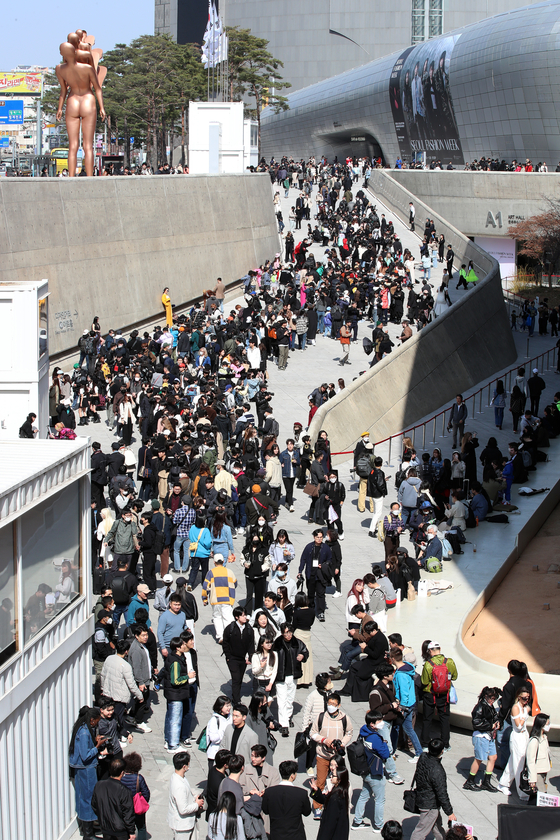 Fashionistas roam the Dongdaemun Design Plaza (DDP) in central Seoul during Seoul Fashion Week on March 18. [NEWS1]