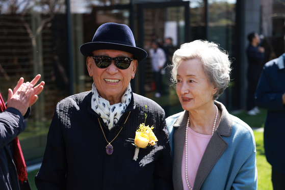 Park Seo-bo poses with his wife during the groundbreaking ceremony for his upcoming museum at the JW Marriott Jeju Resort and Spa in Seogwipo, Jeju Island, on Tuesday. [GIZI FOUNDATION]