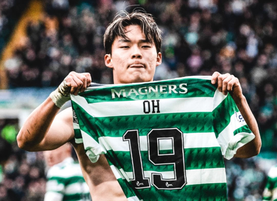 Oh Hyeon-gyu celebrates after scoring a goal for Celtic against Hibernian at Celtic Park in Glasgow on Saturday.  [SCREEN CAPTURE]