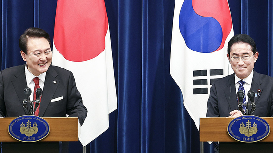 Korean President Yoon Suk Yeol, left, and Japanese Prime Minister Fumio Kishida answer questions in a joint press conference in Tokyo on Thursday. [JOINT PRESS CORPS]
