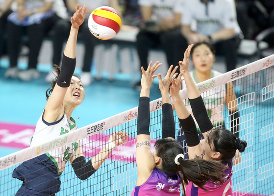 Yang Hyo-jin of Suwon Hyundai Engineering & Construction Hillstate, left, attacks during a V League game against the Incheon Heungkuk Life Pink Spiders at Samsan World Gymnasium in Incheon on Sunday. [NEWS1]