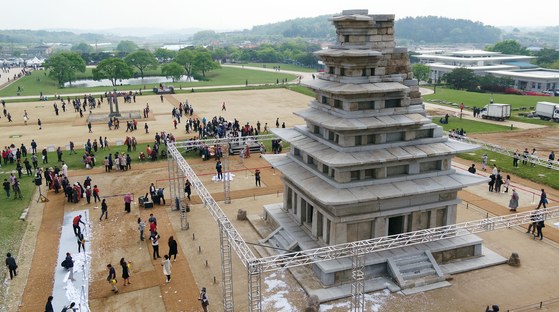 People visit the site of Mireuk Temple in Iksan, North Jeolla on April 30, 2019. [YONHAP] 