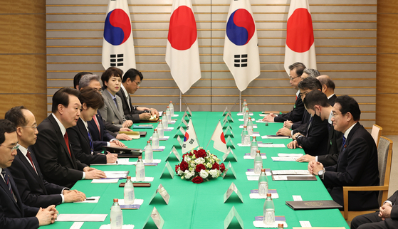Korean President Yoon Suk Yeol, left, and Japanese Prime Minister Fumio Kishida, right, hold bilateral talks at the prime minister's residence in Tokyo Thursday. [JOINT PRESS CORPS]